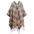 Détail d'un poncho en mohair à carreaux avec pompons et texture en maille jacquard épaisse - 165x125cm / Carreaux Khaki et Gris