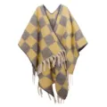 Gros plan sur le poncho en mohair à carreaux jaunes et gris avec garniture de glands. - 165x125cm / Carreaux jaune citron et gris