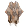 Dettaglio del poncho in maglia a rombi con spesse frange per l'autunno e inverno - 165x125cm / 06# Argyle Caffè Marrone