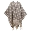 Vista de detalle de un poncho de mohair gris a lunares con costuras moradas y flecos - Gris oscuro