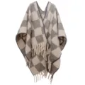 Vue détaillée de la texture du tissu du poncho en mohair à carreaux et des franges. - 165x125cm / Carreaux Gris