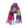 Detailopname van regenboog geruite kwastjes sjaal met zachte mohair-achtige textuur - 66# Rozerood