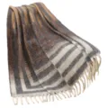 Nordische geometrische Decke in Mohair-Optik mit eleganten weichen Fransen-Details - 165x125cm / Gestreift Grauer Kaffee