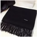 Elegant black cashmere-feel scarf with tassels in solid black - Black