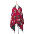 Roter Kapuzenponcho im Bohemian-Stil mit Hornknopfverschluss und dekorativen Fransenquasten - A red national wind / 180x80cm