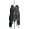 Böhmischer grüner Karo-Poncho mit Kapuze, Fransen und Vintage-Hornknopf-Verschluss. - Grün / 180x80cm