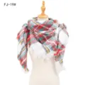 Bufanda clásica de cuadros rojos verdes y blancos para mujer con flecos en maniquí - 135x135cm / Blanco Multicolor (FJ-19#)