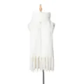 Bufanda de invierno de imitación mohair blanca gruesa con borlas en un maniquí - 190x48cm / Blanco