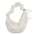 Stilvolle irisierende weiße gefaltete Cloud-Hobo-Tasche mit dem Scrunchie-Griff - Irisierendes Weiß