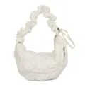 Stijlvolle witte geplooide wolkenschoudertas met gewatteerde textuur en scrunchie-handvat - Mat Helderwit