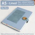 Elegantes hellblaues A5 Notizbuch aus Kunstleder mit 256 linierten Seiten und Magnetverschluss. - Klarblau