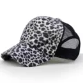 Elegante cappello trucker con stampa leopardata bianca e nera e rete posteriore traspirante - Regolabile (55-59cm) / Stampa Leopardata Bianca e Nera