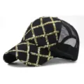 Cappello da baseball trucker nero con motivo a griglia di paillettes dorate e rete. - Regolabile (55-59cm) / Nero con Paillettes a Rombo Dorato