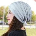 Stylische hellblaue Spitzen-Mütze mit funkelnden Strasssteinen für Damen im Freien - Einheitsgröße (Dehnbar) / Hellgrau (Linienstrass)