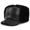 Schwarze Kunstleder-Fliegermütze für Herren mit dickem Kunstfellfutter für den Winter - Einheitsgröße (56-58cm) / Flat Top Leifeng Hut (J0180) / PU-Leder - Schwarz