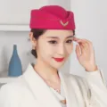 Toque d'hôtesse de l'air en laine rose rouge avec bordure dorée pour l'étiquette - Taille Unique (Convient au tour de tête 55-57cm) / Rose rouge