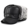 Warmer Herren Leder-Winterhut in Schwarz mit dickem grauem Kunstfellfutter für kalte Tage - Einheitsgröße (56-58cm) / Flat Top Leifeng Hut (J0180) / PU-Leder - Grau