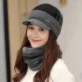 Warme Damen Winterstrickmütze mit Schirm und passendem Halswärmer in Grau und Schwarz - Set-color matching-Gray / Einheitsgröße (Dehnbar)