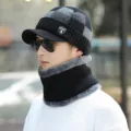 Herren Winter Strickmütze mit Schirm und gefütterter Schal Set in Schwarz und Grau - Set-Plaid-Black / Einheitsgröße (Dehnbar)