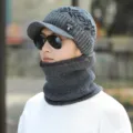 Herren Strickmütze mit Schirm und passendem Schal Set in Grau mit warmem Fleece-Futter - Set-Snowflake-Dark Grey / Einheitsgröße (Dehnbar)