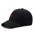 Cappello da baseball nero traspirante ad asciugatura rapida con strisce rosse ricamate - M (56-59cm) / Stile a Tre Strisce ad Asciugatura Rapida / Nero