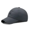 Berretto da baseball da uomo traspirante ad asciugatura rapida in grigio scuro - M (56-59cm) / Stile a Tre Strisce ad Asciugatura Rapida / Grigio