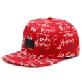Rode hiphop-pet met platte klep, witte graffiti-opdruk en zwarte patch. - Letterprint Platte Rand / Rood