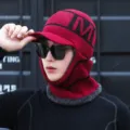 Pasamontañas de punto rojo y negro para invierno con visera y forro polar cálido - Talla Única - Elástica / Estilo Letra M / Letra M - Rojo