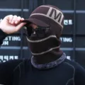 Pasamontañas de punto marrón con visera y motivo 'M', forro polar para el invierno - Talla Única - Elástica / Estilo Letra M / Letra M - Café