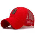 Cappellino da baseball rosso in rete con toppa in pelle per golf e attività all'aperto - Retro in Rete - Rosso / Regolabile (Adatto per circonferenza testa 56-60cm)