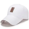 Berretto da baseball in cotone bianco con patch in pelle marrone premium. - Cotton-White / Regolabile (Adatto per circonferenza testa 56-60cm)
