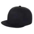 Klassieke zwarte snapback pet met korte platte klep voor hiphop en streetwear. - Eén Maat Verstelbaar(55-60cm) / Zwart