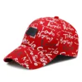 Rode graffiti honkbalpet met stadsnamen prints en patch, casual hiphop-stijl - Letterprint Gebogen Rand / Rood