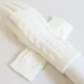 Warme cremeweiße fingerlose Zopfstrickhandschuhe für gemütlichen Winterschutz - Zopfmuster / Weiß