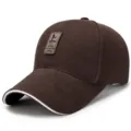 Cappellino da baseball classico in cotone marrone da uomo con toppa in pelle decorata - COTTON-COFFEE CLIVE WHITE / Regolabile (Adatto per circonferenza testa 56-60cm)