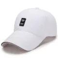 Cappellino da baseball minimalista in cotone bianco con patch nera per protezione solare uomo. - Regolabile (Adatto per circonferenza testa 56-60cm) / MADE Label Cotton Style / Bianco