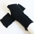 Klassische schwarze fingerlose Strickhandschuhe mit Zopfmuster - Zopfmuster / Schwarz