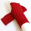 Leuchtend rote winterwarme Zopfstrick-Armstulpen ohne Finger für Herren und Damen Unisex - Zopfmuster / Rot