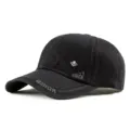 Berretto da baseball in cotone nero lavato con ricamo e spilla a foglia di acero. - 56-60cm / Stile Etichetta in Metallo FS / Nero