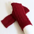 Warme burgunderrote fingerlose Strickhandschuhe mit Zopfmuster für Winter und Outdoor - Zopfmuster / Burgunderrot