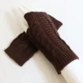 Klassische dunkelbraune Zopfstrick-Handschuhe ohne Finger für winterliche Wärme - Zopfmuster / Kaffeebraun