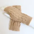 Kamelfarbene fingerlose Strickhandschuhe mit Zopfmuster für wohlige Winterwärme - Zopfmuster / Khaki