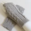 Warme fingerlose Strickhandschuhe mit Zopfmuster in Hellbraun - Zopfmuster / Hellgrau