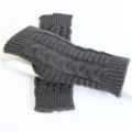 Dunkelgraue gestrickte fingerlose Handschuhe mit klassischem Zopfmuster für den Winter. - Zopfmuster / Dunkelgrau