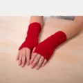 Warme rote fingerlose Strickhandschuhe mit Zopfmuster für modische Winterkleidung - Doppelseitige Raute / Rot