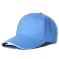 Gorra de béisbol clásica azul claro con detalle de visera blanca - Ajustable (56-60cm) / Estilo de 6 Paneles (Hebilla de Cobre) / Azul Claro con Blanco