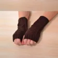 Warme dunkelbraune fingerlose Strickhandschuhe mit klassischem Zopfmuster für den Winter - Doppelseitige Raute / Kaffeebraun