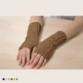 Warme braune fingerlose Strickhandschuhe für den Winter mit gemütlichem Zopfmuster-Design - Doppelseitige Raute / Khaki