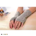 Warme graue fingerlose Strickhandschuhe mit stilvollem Rautenmuster für den Winter - Doppelseitige Raute / Hellgrau