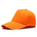 Gorra de béisbol naranja vibrante con detalle de visera sándwich blanca para logotipo personalizado - Ajustable (56-60cm) / Estilo de 5 Paneles (Velcro) / Naranja con Blanco
